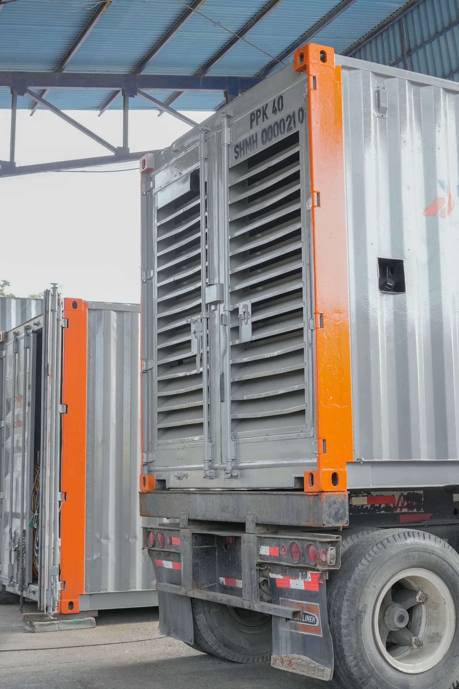 Planta industrial con generador TM&L iluminando la operación